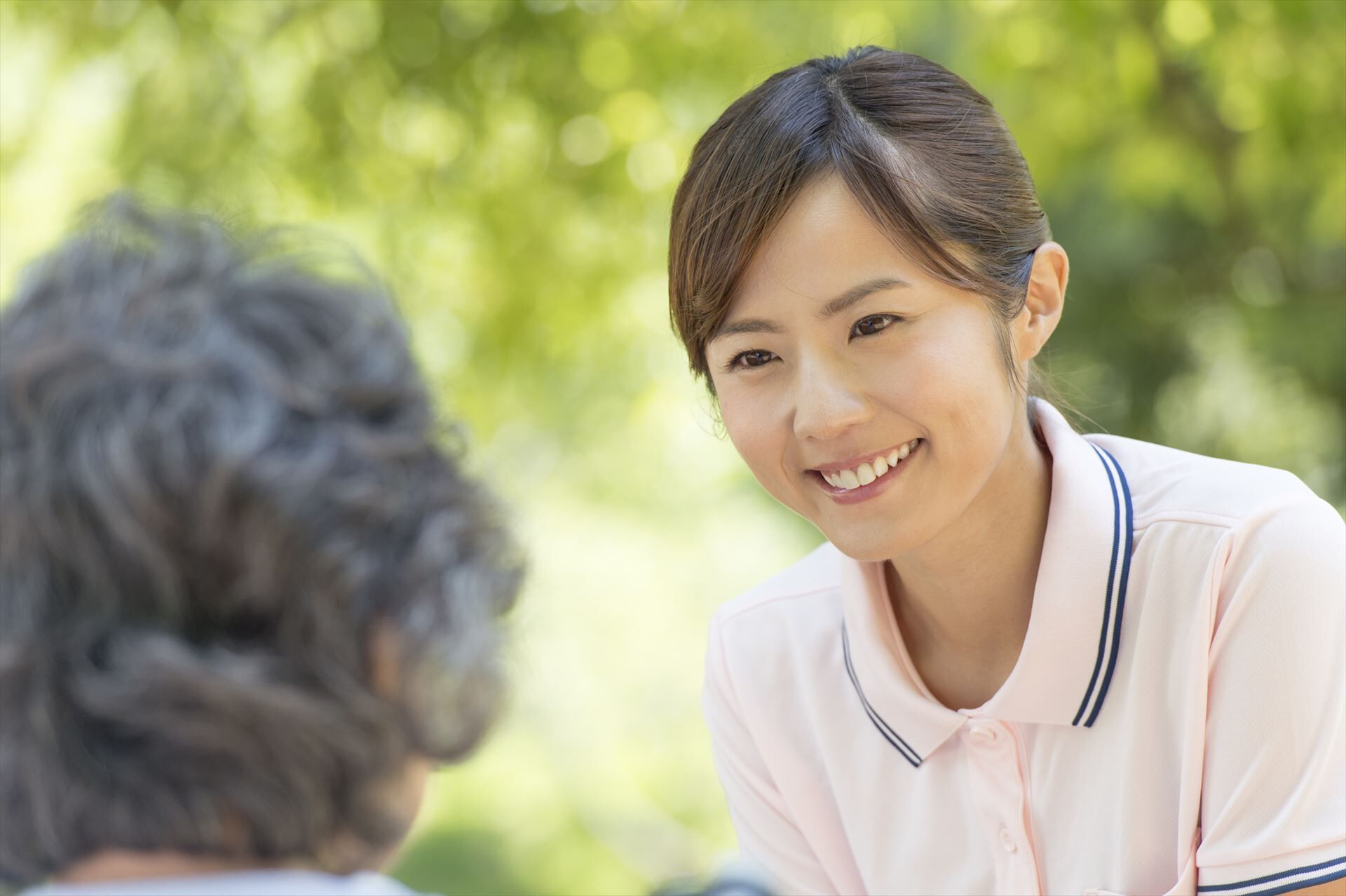 女性の話を聞くヘルパー